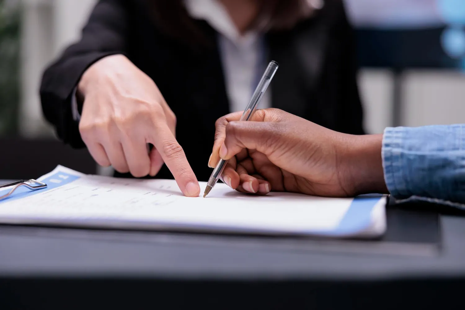 Errores más comunes al firmar un contrato y cómo evitarlos